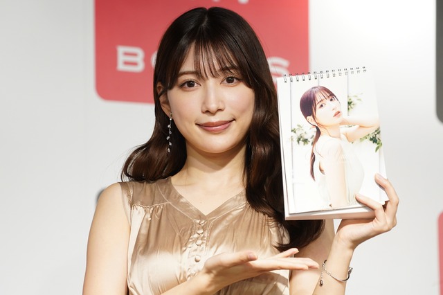 雪平莉左、新作カレンダーで胸元を大胆露出「鎖骨が見えたりしてセクシー」 画像