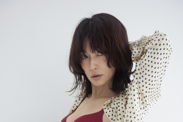 長谷川京子、バーガンディのシックなランジェリー姿をお披露目！ 画像