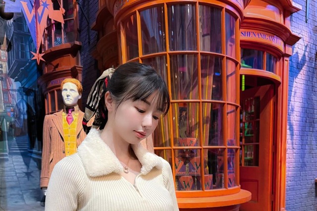 くりえみ、体のライン強調のぴったりミニワンピ姿披露 画像