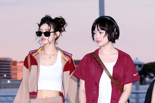 【コラム】大胆美脚から三つ編みガールまで！“可愛すぎる”NewJeansの空港ファッションをプレイバック 画像