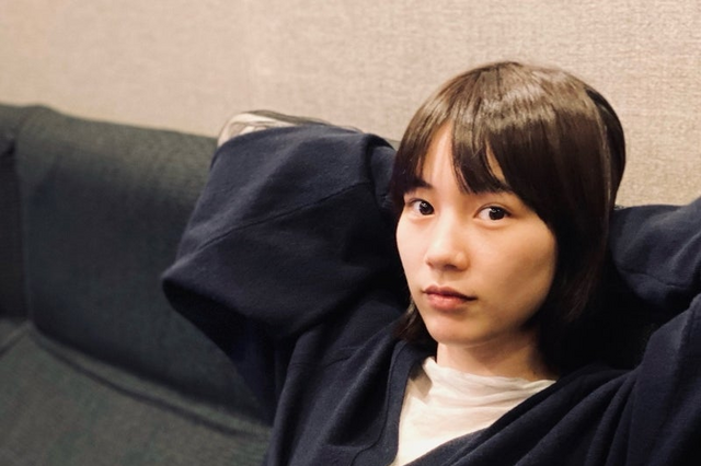のん、カーディガンの私服姿を公開！ 「スタイリッシュ」「うっとりしちゃう」 画像