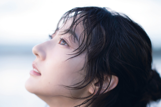 武田玲奈、アートな衣装で艶っぽい表情…写真集発売に「新しい私を見ていただけたら」 画像
