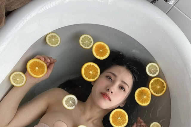 令和最強ボディの澄田綾乃、魅惑の浴槽グラビアオフショット公開 画像