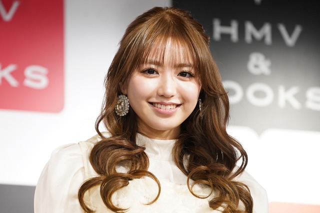 香音、ミニスカドレスでカレンダーイベント登場!両親からは「いつもと違ったカレンダーだね」 画像