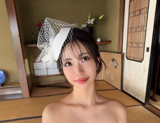 鈴木ふみ奈、豊満バスト際立つ白ビキニショット公開 画像