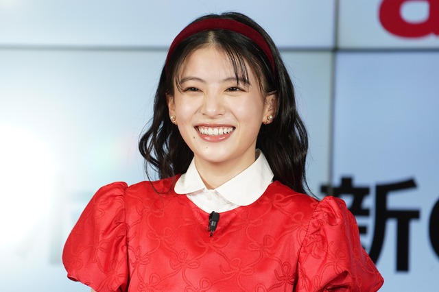 出口夏希、赤ワンピのアリス姿で登場…不思議の国から飛んできました! 画像