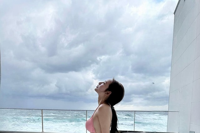 あのん、海沿いのサ活ショットで“眼福”美ボディ！ 画像