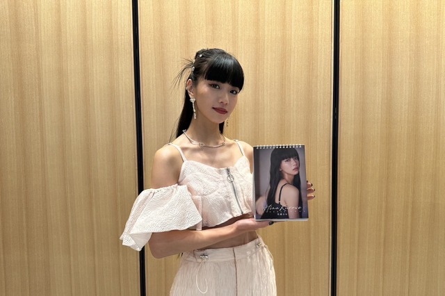 黒瀬ひな、「素肌にジャケットを羽織っただけ」のカットも…初カレンダーの内容に満足げ 画像
