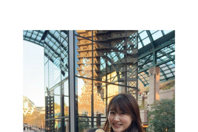 安めぐみ、毎年恒例の場所で“0歳”次女と微笑みツーショット！ 画像