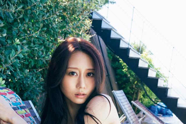 元SKE48・古畑奈和、1年半ぶりのグラビア披露! 最高に仕上がったボディ撮り下ろし 画像