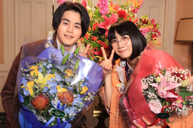 鈴鹿央士と松本穂香が『嘘解きレトリック』クランクアップ! 画像