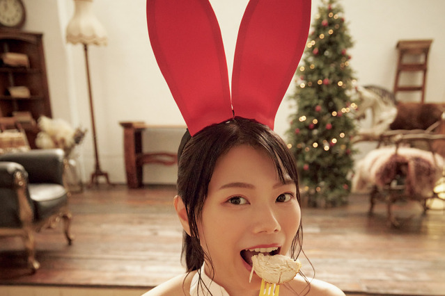 ときちゃん、クリスマスバニー姿でチキンをがぶり！ ド迫力ヒップの1枚も…『週刊SPA！』 画像