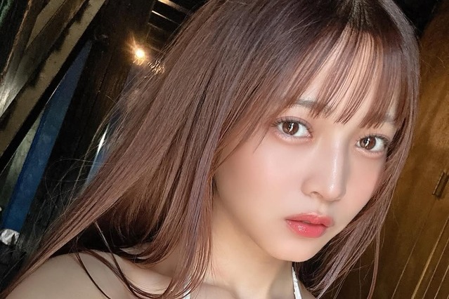 黒嵜菜々子、“おとななこ”な白ビキニ姿! カレンダーオフショで美バストあらわに 画像