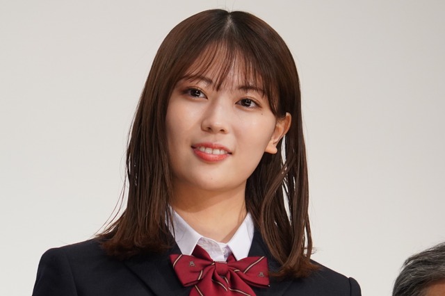 乃木坂46・岩本蓮加、1st写真集を“公式お兄ちゃん”バナナマンにプレゼント 画像