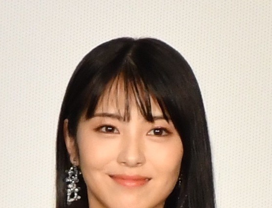 『東カレ』2025年最初の表紙は“浜辺美波”! 美しすぎる大人の色気 画像
