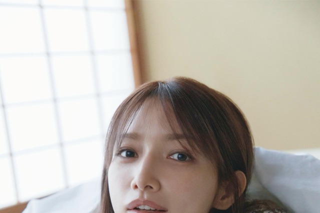 後藤真希の写真集『flos』、記録的売れ行きで重版7刷決定！ 朝の旅館で過ごす未公開カット 画像