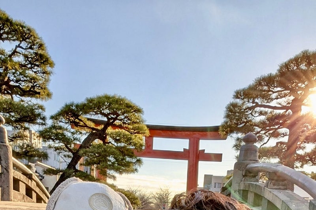 おばたのお兄さん、初詣で鳥居をバックに家族3ショット! 「最高の時間でした」 画像