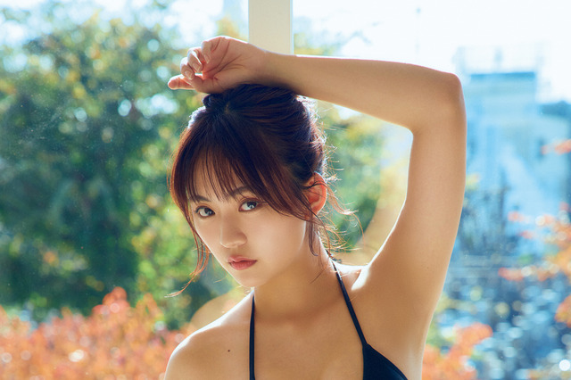 豊田ルナ、過去最高にアンニュイ＆クールなグラビア披露 画像