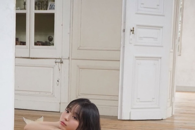 小池里奈、“寝そべりグラビア”でアンニュイな表情…!『週刊現代』オフショ公開 画像