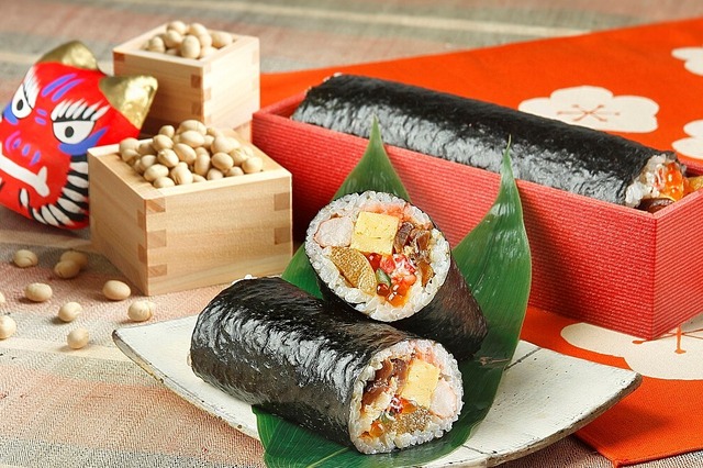 なだ万、1本3,240円の高級「海の幸恵方巻」など計8種類を販売！ 画像