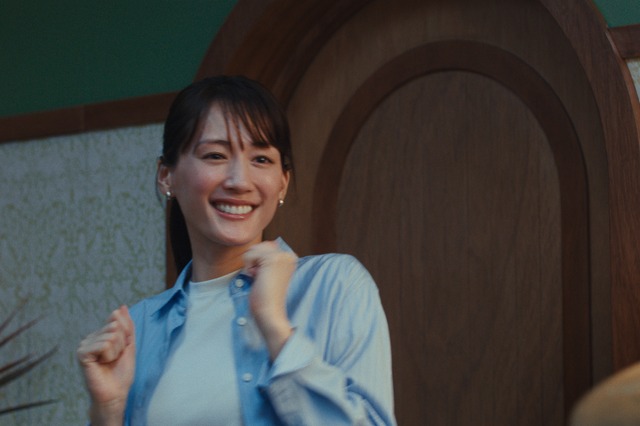 ユニクロ新CMが20日から! 綾瀬はるかとサザンがホテルで楽しそうにセッション 画像