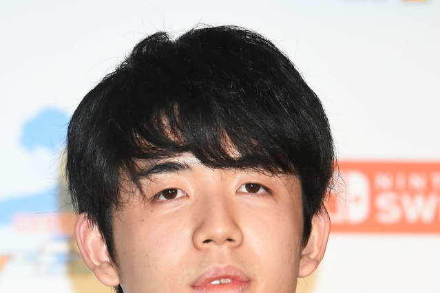 藤井聡太王将、スポニチ恒例「勝者の記念撮影」で蛇使いに！ 画像