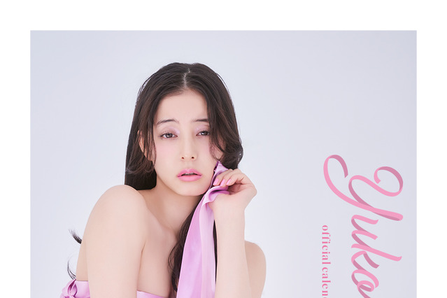 新木優子、素肌にリボンだけの妖艶な姿に！  ピンク尽くしのカレンダーが発売決定 画像