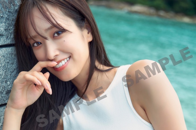 日向坂46・佐々木久美、1st写真集発売を記念したYouTube生配信が決定！ 純白ワンピースの特典も公開 画像