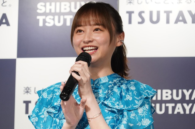 影山優佳、『ヤンジャン』でデコルテ&へそ見せ! 魅惑コーデ捉えたオフショ公開 画像