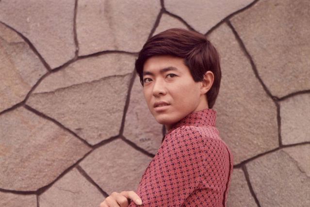 美川憲一、約50年前の写真発掘!「カッコイイ」「良い意味で変わらない」と反響 画像