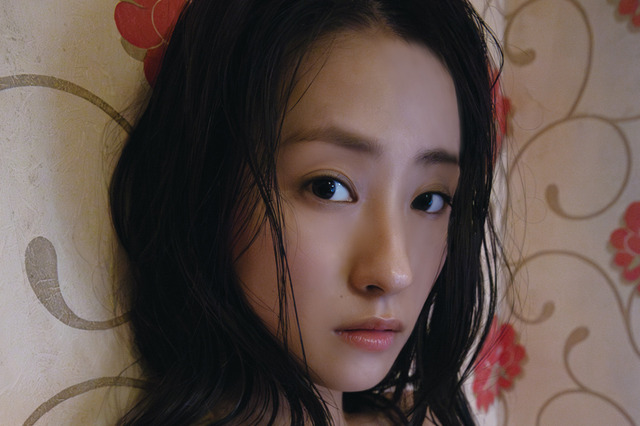 澄田綾乃、2nd写真集で“限界露出”!ギリギリライン攻めた衝撃ショット公開 画像