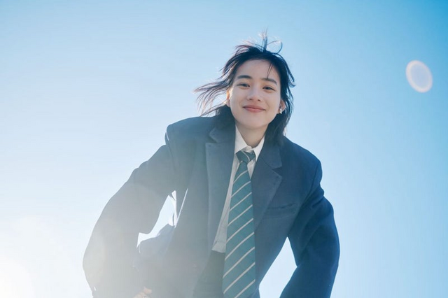 のん、“高校の先輩感”あふれる制服姿にファン大歓喜 「男前!」「惚れちゃいました」 画像