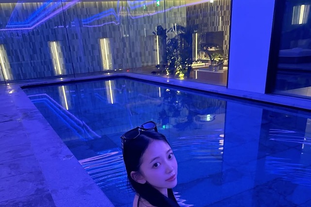 堀未央奈、レアな“プライベート水着”お披露目! 室内プールでラグジュアリーなひととき… 画像