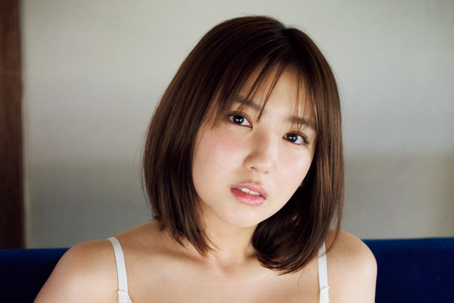 沢口愛華と秘密の“古民家デート”？ はだけた服から豊満バストあらわに…… 画像