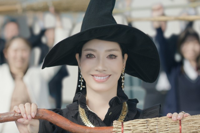 アンミカ、新CMで「ほうきダンス」披露! DA PUMP・KENZOが振付担当 画像