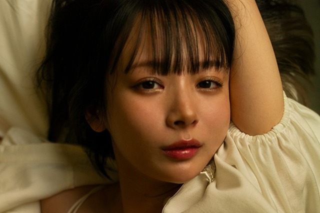 岡田紗佳、ベッド上で“誘う”眼差し…新写真集『嶺上開花』で水着やランジェリー姿を披露 画像