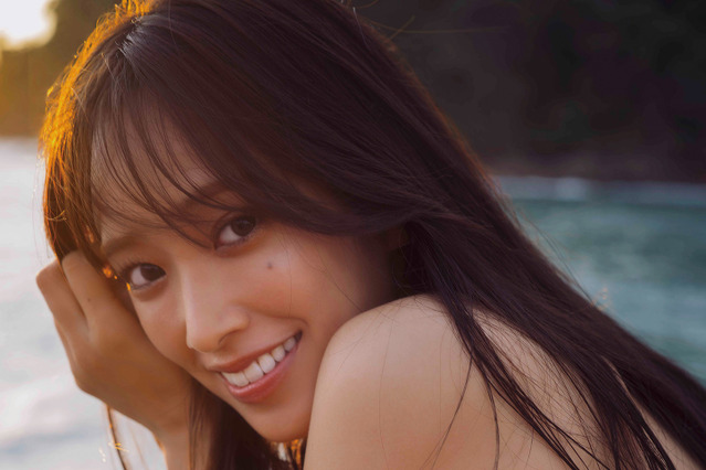 日向坂46・佐々木久美、大人っぽいサテンドレスにドキッ…1st写真集『めくる日々』より表紙4種類公開 画像