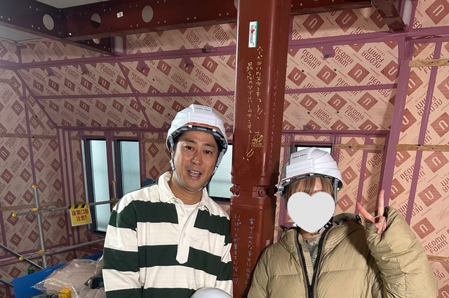 パンサー尾形、新居を建設中！ 柱に書いたメッセージ＆家族の記念ショット公開 画像