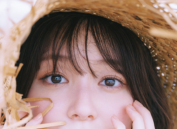 久間田琳加の撮り下ろしカレンダーが発売決定！ “旅行”をテーマに沖縄で撮影 画像