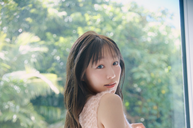 須田亜香里、最新写真集の“オフショ動画”が超セクシー！ あみあみニットを捲り上げて…… 画像