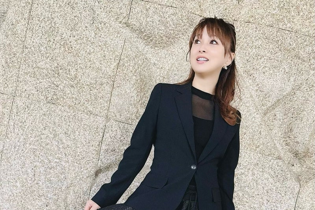 渡辺美奈代、透け感セクシーなブラックコーデに反響「美脚すぎ」「惚れ惚れするくらいお美しい」 画像