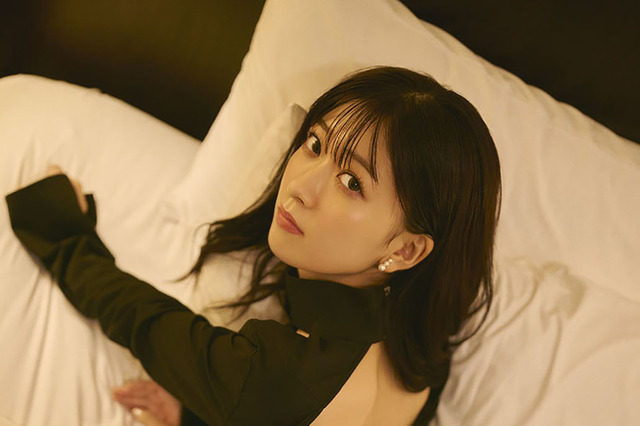 声優・鈴原希実、大人っぽい“背中見せ”ショット! 1st写真集『届け』が本日発売 画像