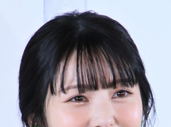 浜辺美波、インスタ復活後“初”の投稿! 2025カレンダーオフショで“圧巻の美貌” 画像