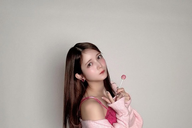 「これは惚れる」黒嵜菜々子、着崩しカーディガンから“セクシーな肩見せ” 画像