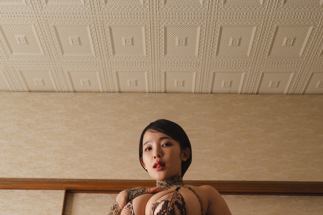 天木じゅん、クセのある世界観でグラビア撮! 画像