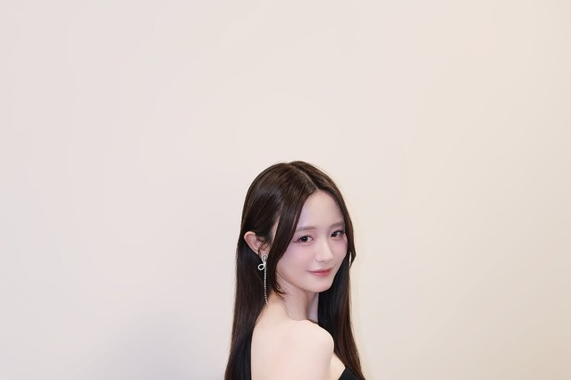 森香澄、肩出しドレスショットで大人の色気…「眼福」「ハリウッドスタ－みたい」とファン注目！ 画像