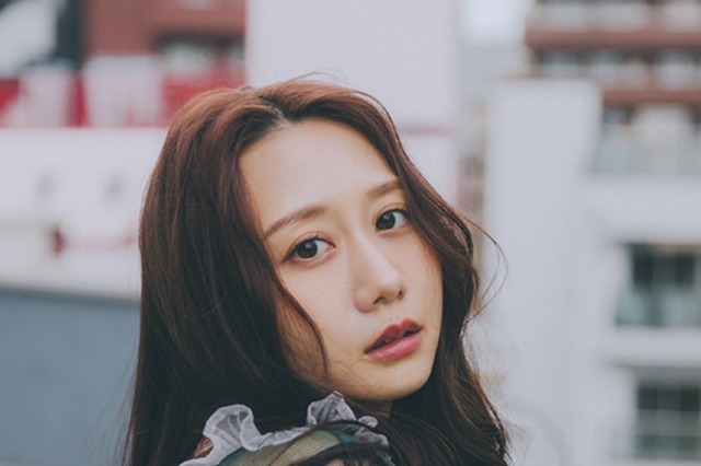 『虎に翼』出演の女優・古畑奈和が初のカレンダーを発売! クールな写真からラフな部屋着姿まで 画像