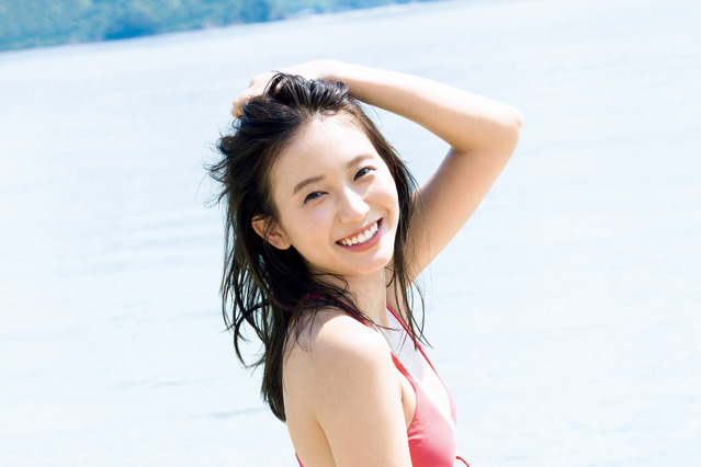 志田音々、2年半前に発売したファースト写真集が異例の重版! サード写真集大ヒットの影響 画像