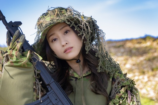 澄田綾乃が模擬銃装備のギリースーツ姿に！ 『MAMOR』表紙とグラビアに登場 画像