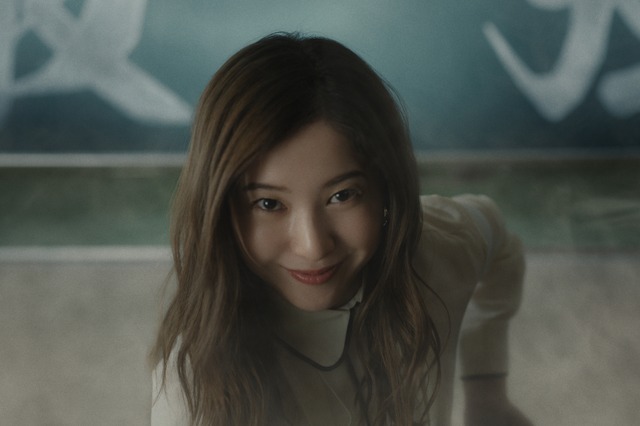 吉高由里子先生が迫力満点の瓦割り！ 「ヨシタカ先生」シリーズ新CMで新たな挑戦 画像